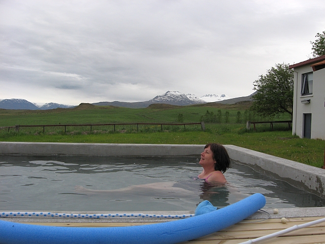 2011-07-01_20-18-43 island.jpg - Heier Pool am Skjaldarvik Guesthouse